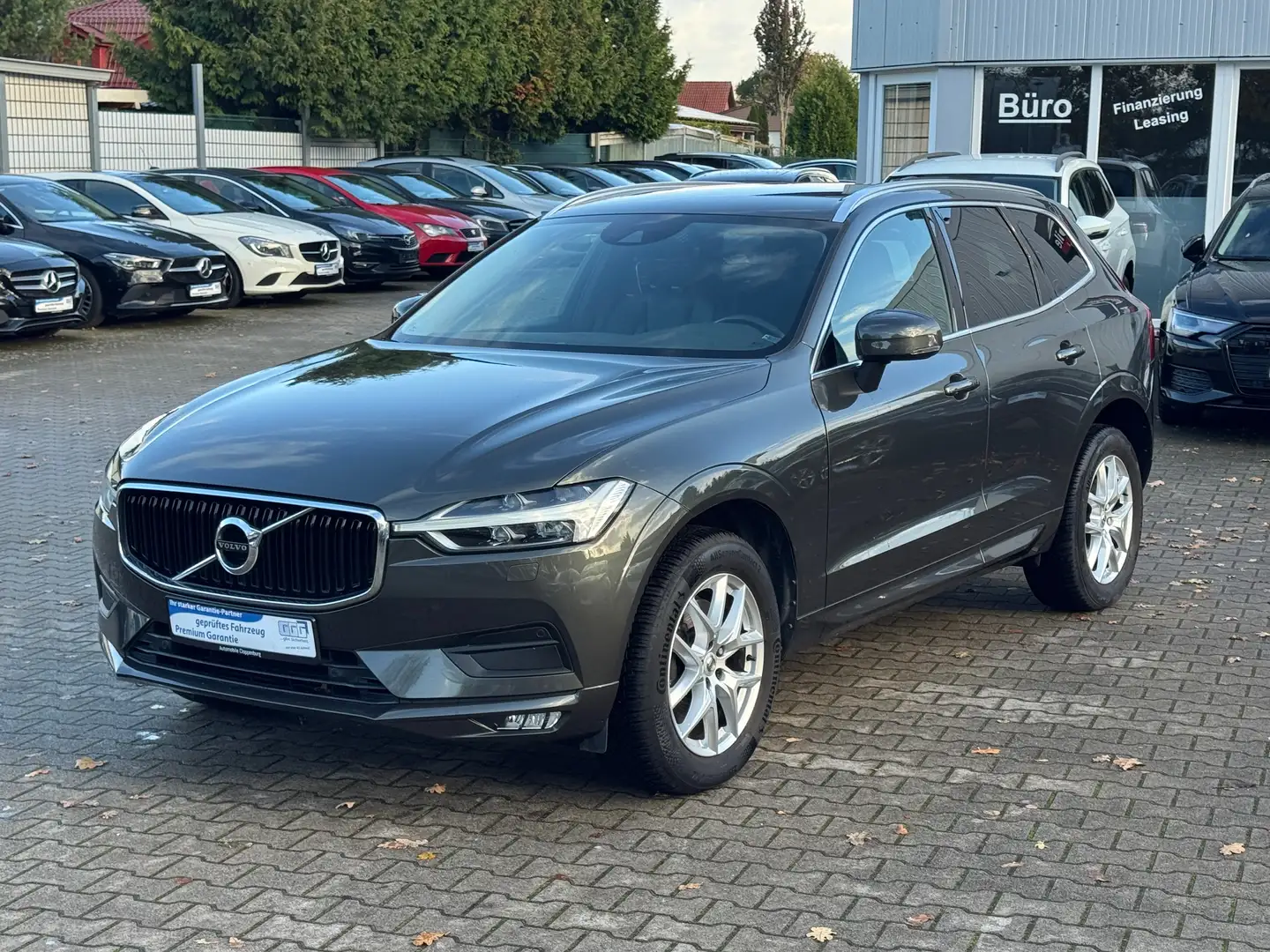Volvo XC60 D4 AWD Geartronic "Momentum" Grau - 1