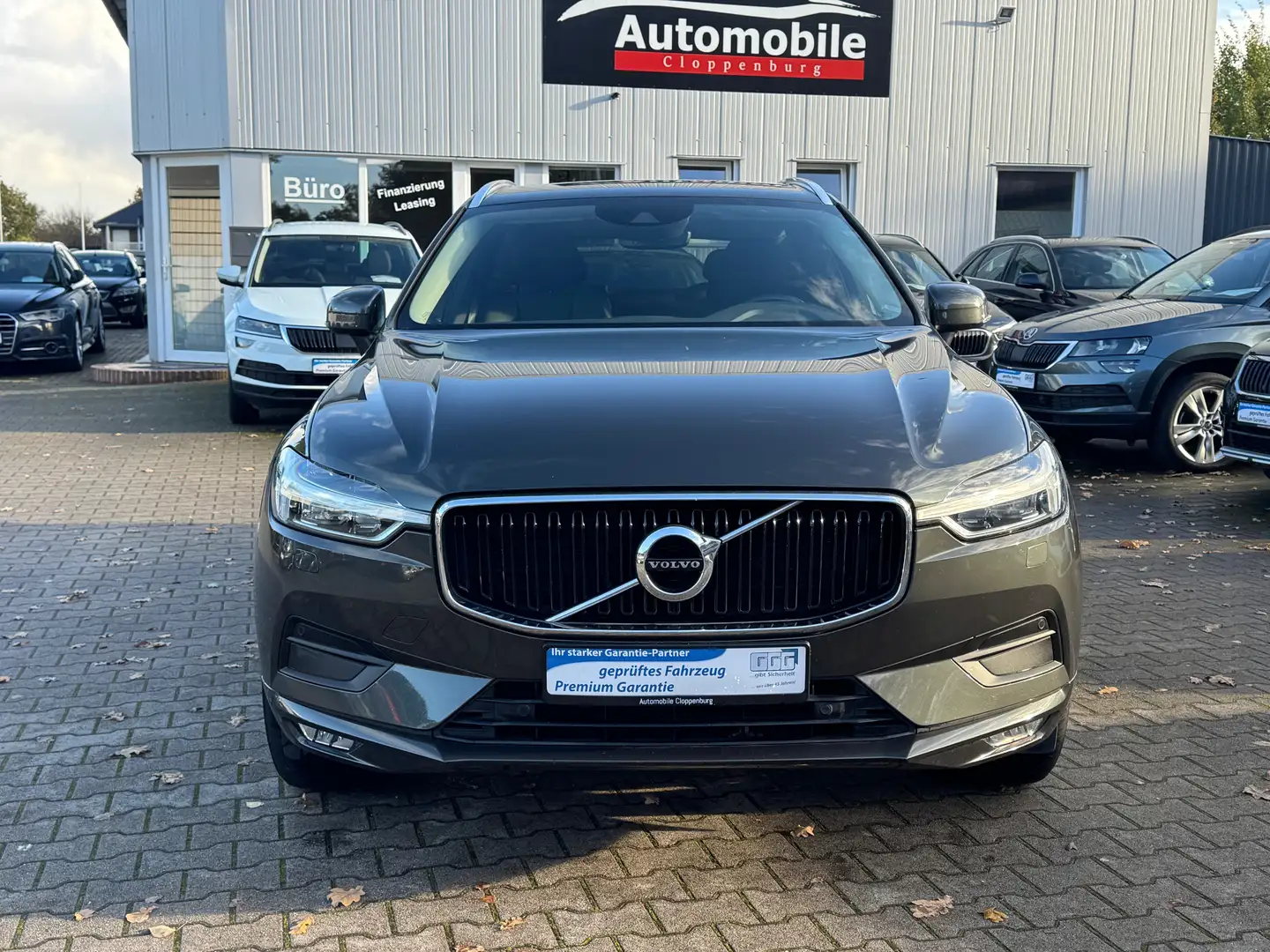 Volvo XC60 D4 AWD Geartronic "Momentum" Grau - 2