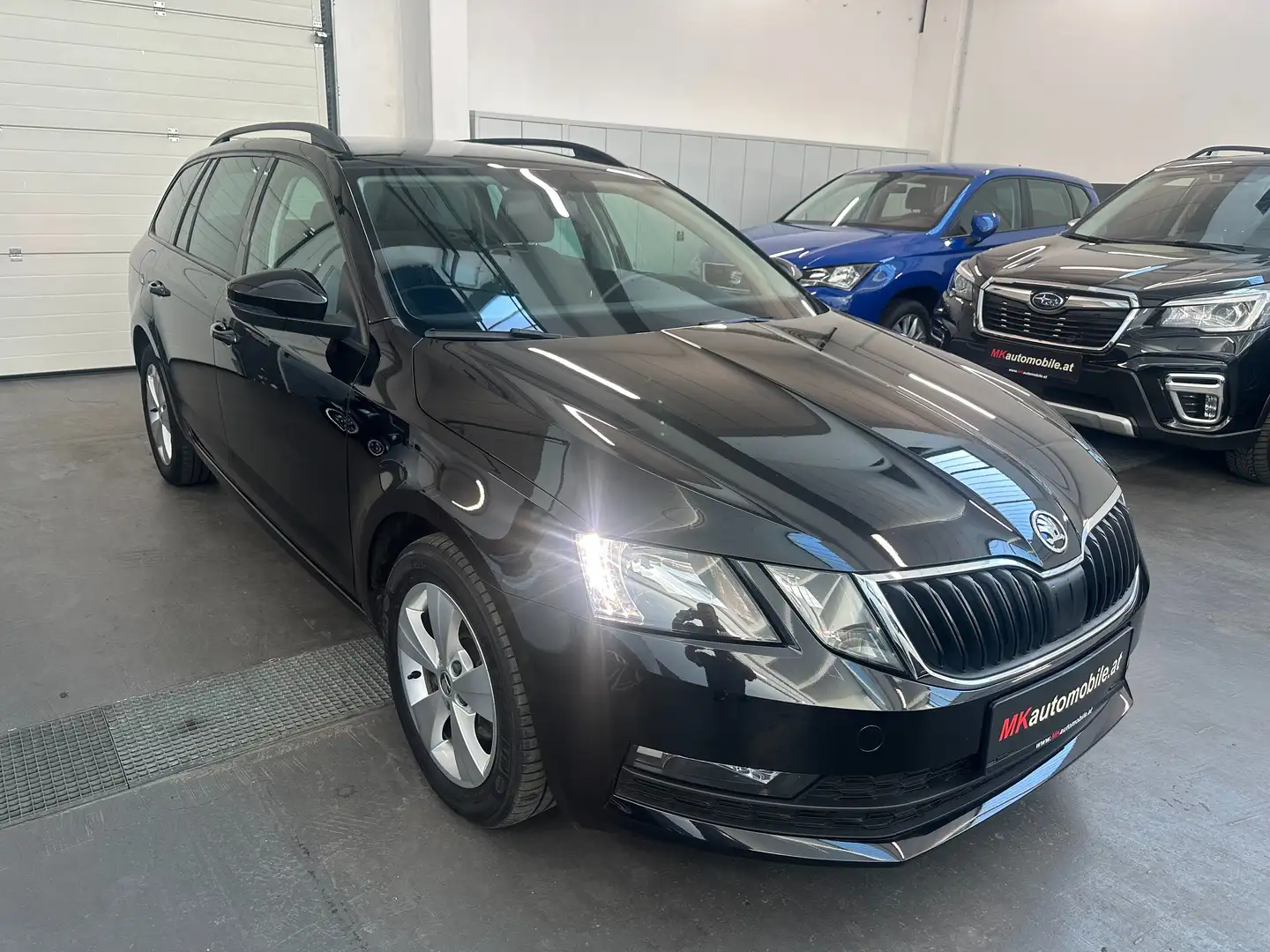 Skoda Octavia 2,0 TDI Ambition DSG Zwart - 1