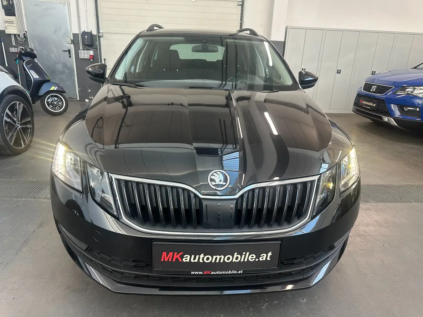 Skoda Octavia 2,0 TDI Ambition DSG Zwart - 2