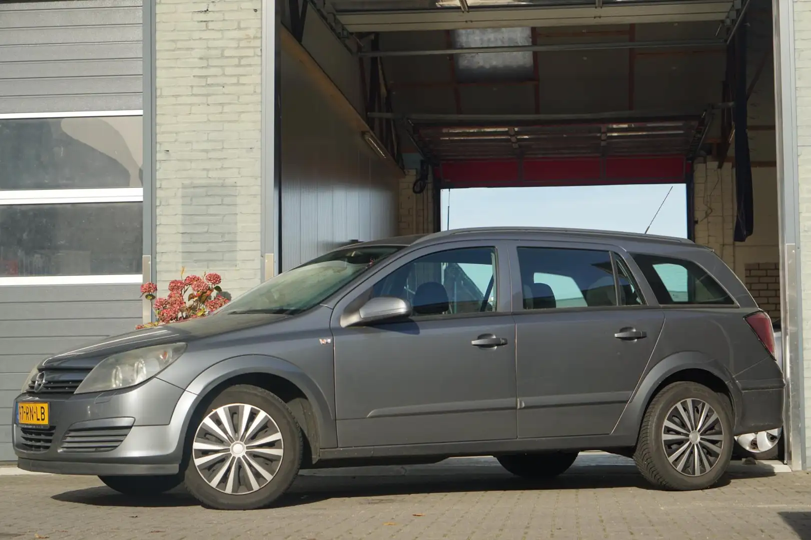 Opel Astra Wagon 1.6 Enjoy Grijs - 2