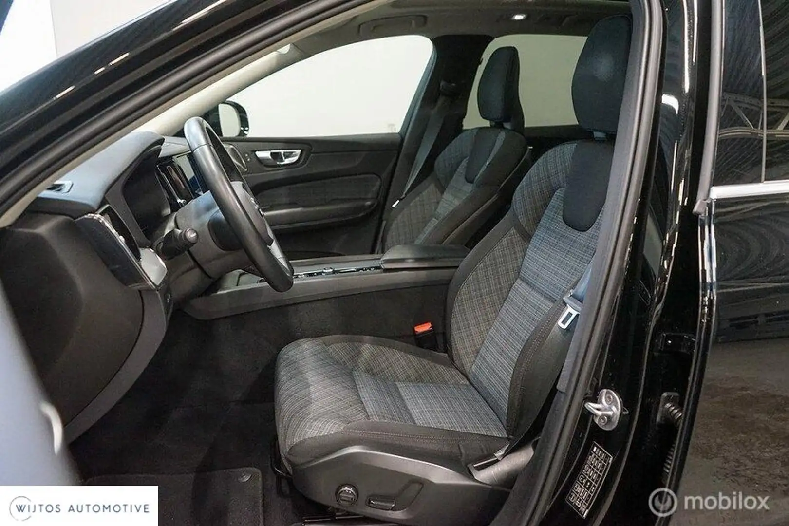 Volvo XC60 2.0 T6 Plug-in hybrid AWD Core Bright, H/K, trekh Zwart - 2