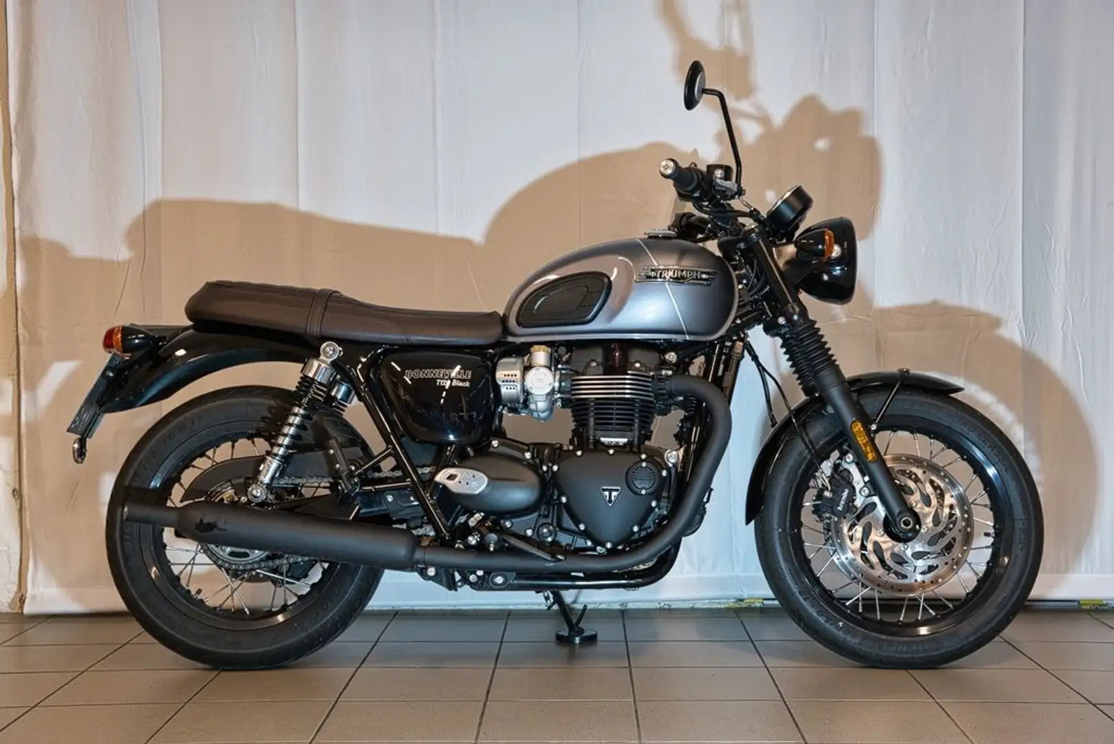 Triumph Bonneville T120 BLACK - 2