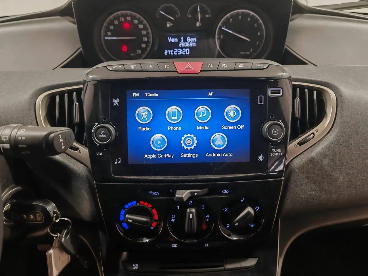 Lancia Ypsilon 2023 — фото 12