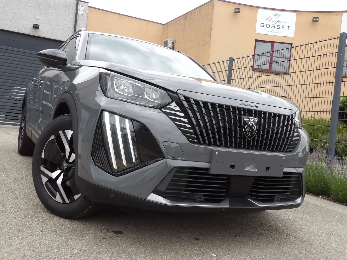 Peugeot 2008 1.2 PureTech Allure S - Face Lift Gris - 1