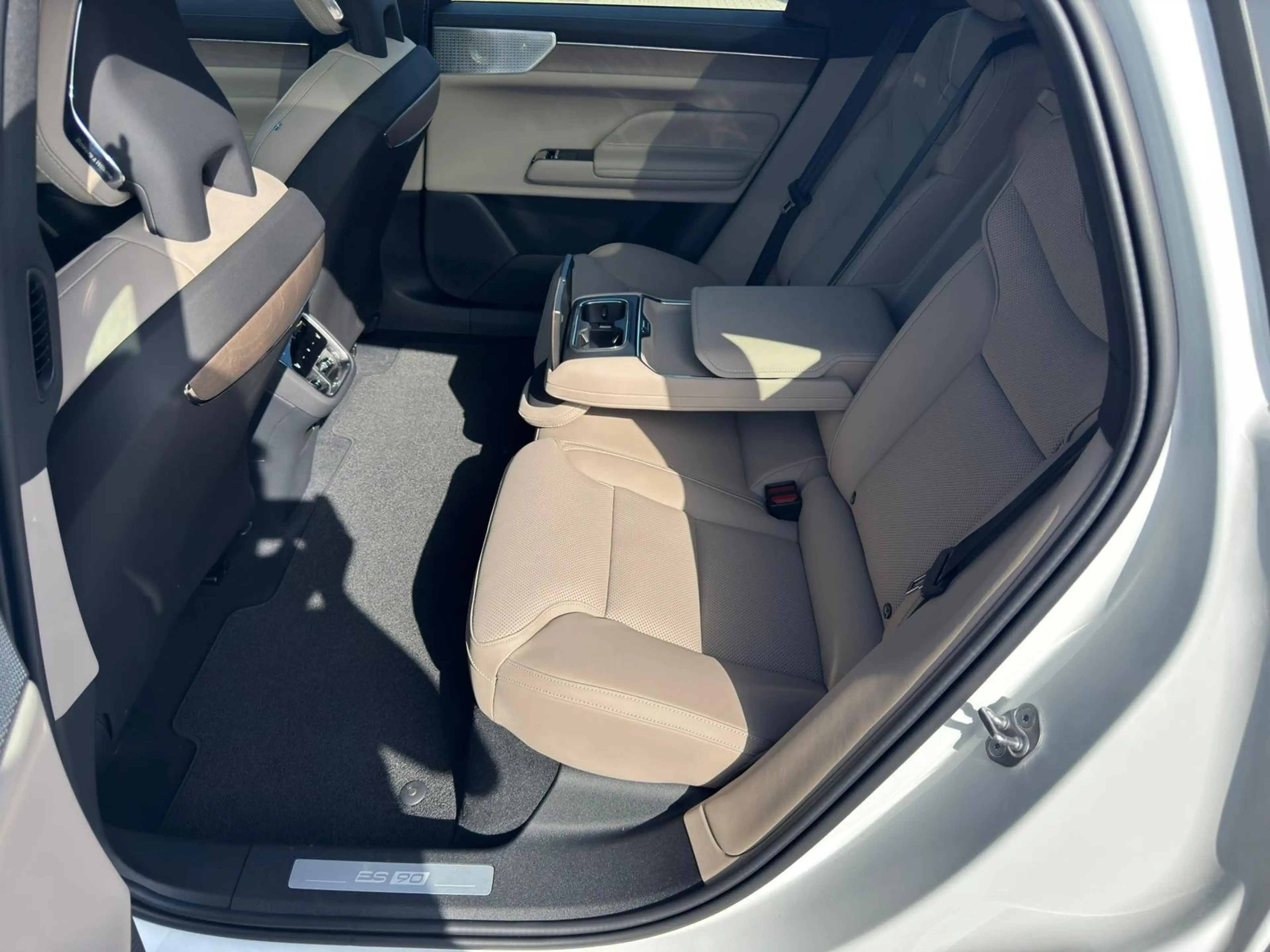 Volvo ES90 Single Motor Extended Range Ultra — photo 11