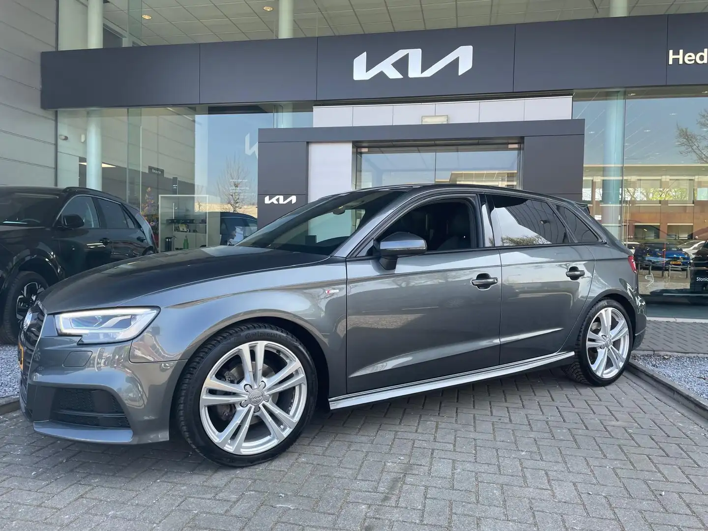 Audi A3 Sportback 1.5 TFSI CoD Sport S Line Edition 3x S L Grijs - 2