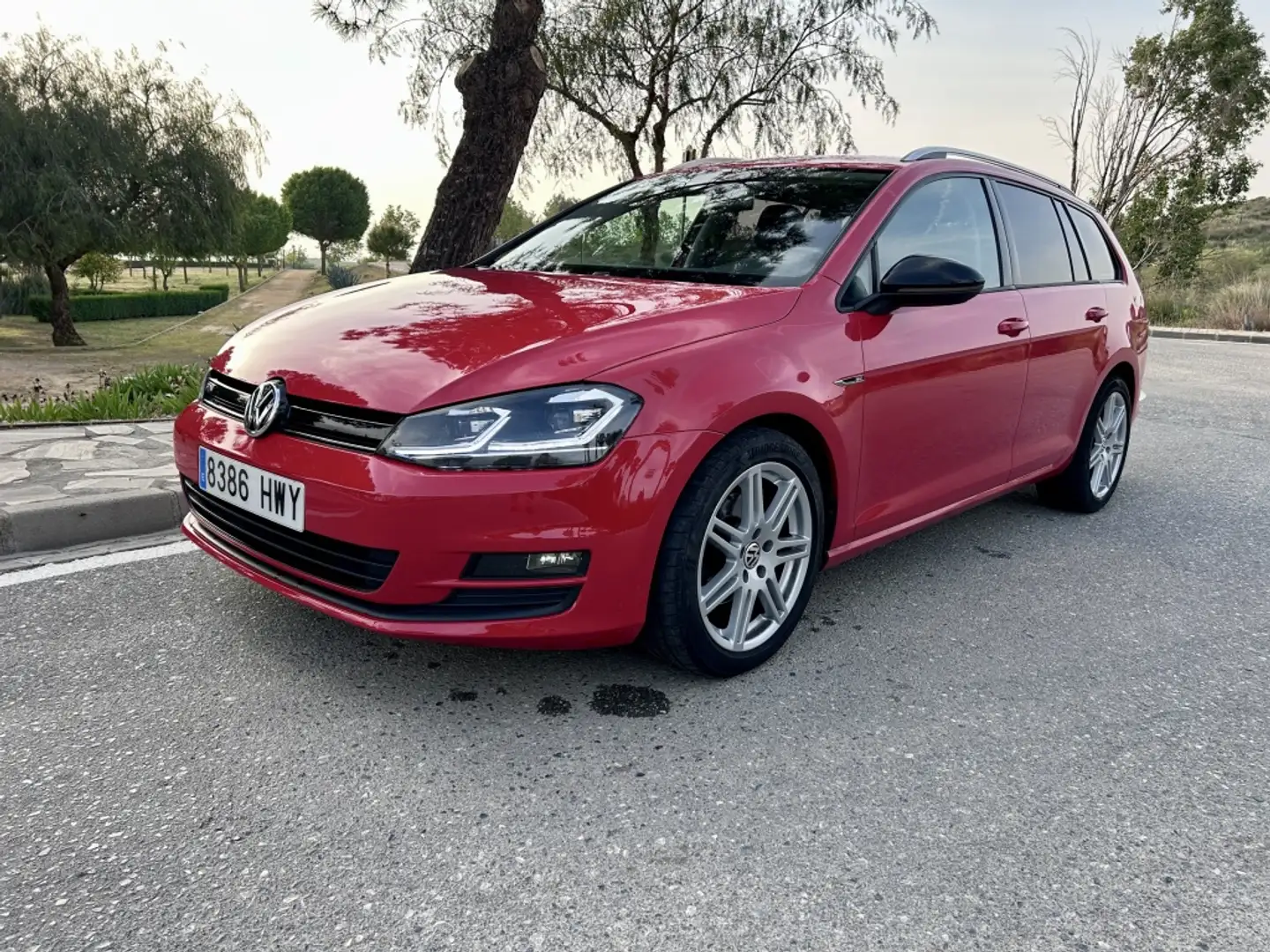 Volkswagen Golf Variant 1.6TDI CR BMT Bluemotion 110 Rojo - 2