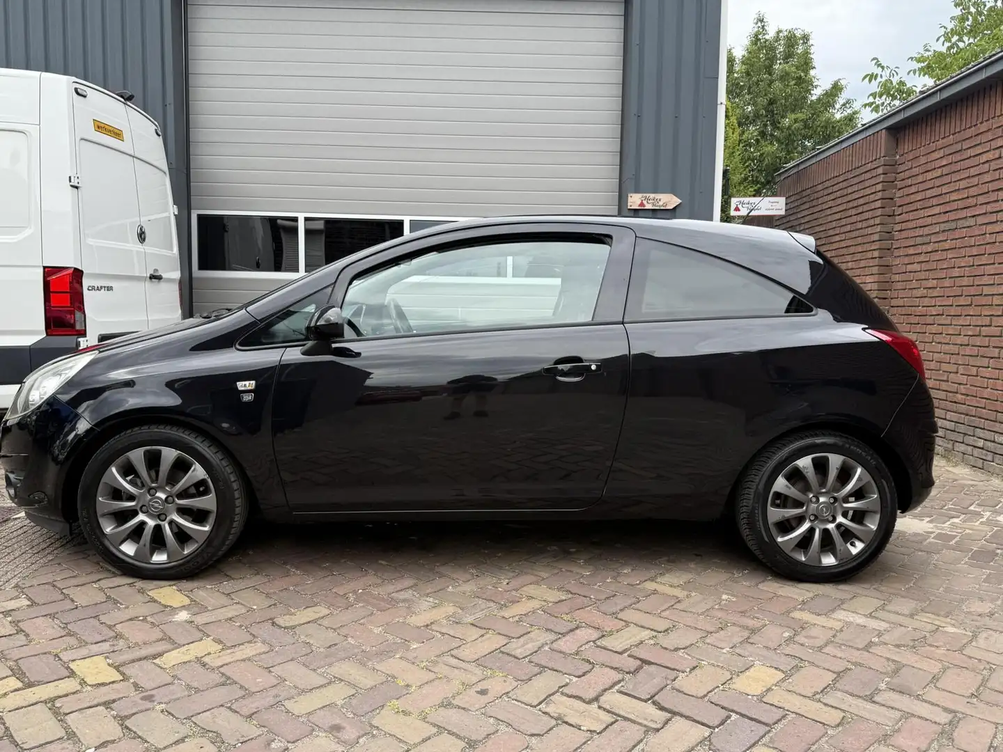 Opel Corsa 1.4-16V Airco / Cruise / Trekhaak Zwart - 2