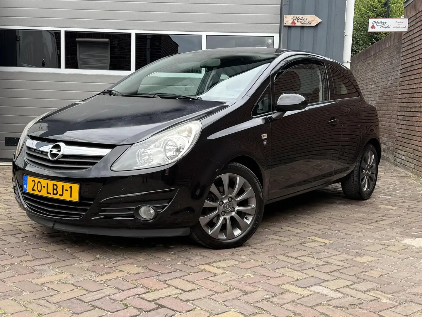 Opel Corsa 1.4-16V Airco / Cruise / Trekhaak Zwart - 1