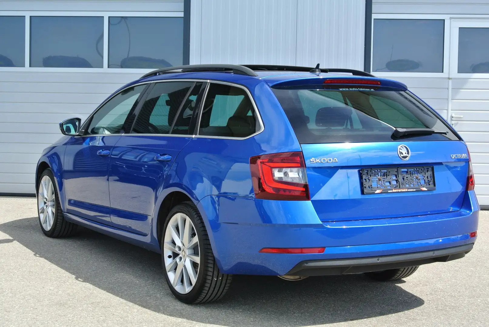 Skoda Octavia Kombi 2.0 TDI DSG Style * LEDER * PANO * LED * Blau - 2