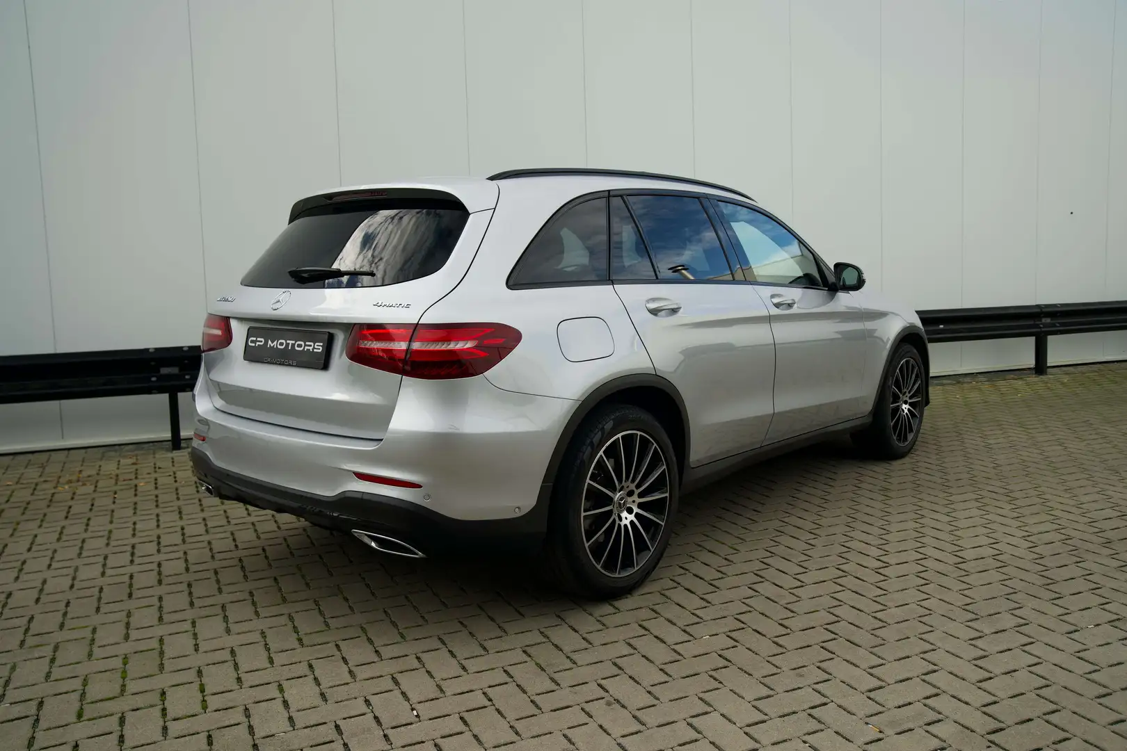 Mercedes-Benz GLC 220 d  4-MATIC  AMG  PANO  TREKHAAK  BURMESTER Argent - 2