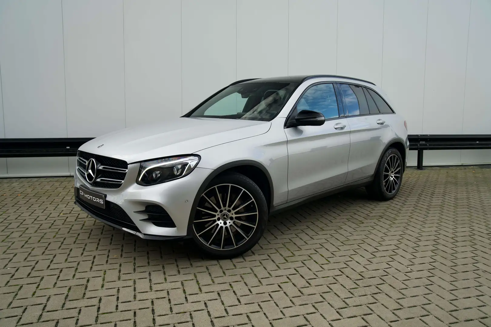 Mercedes-Benz GLC 220 d  4-MATIC  AMG  PANO  TREKHAAK  BURMESTER Argent - 1