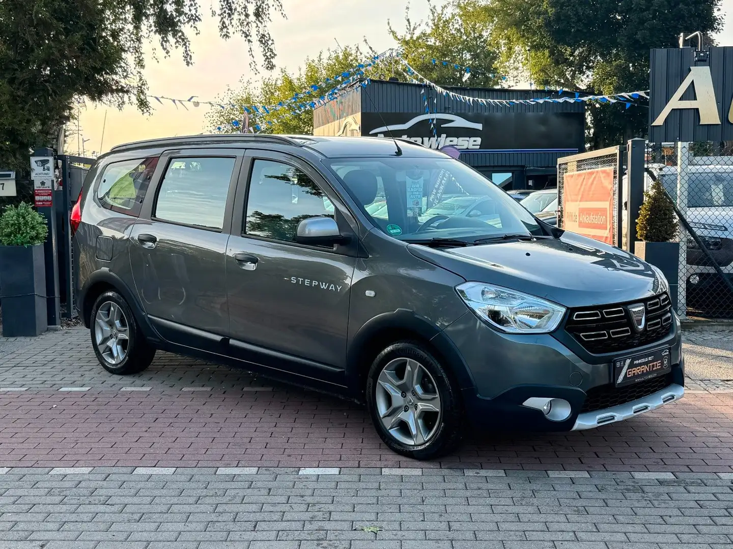 Dacia Lodgy Stepway 1.2TCe*7Sitzer*Navi*PDC*Klima*Temp Grau - 1