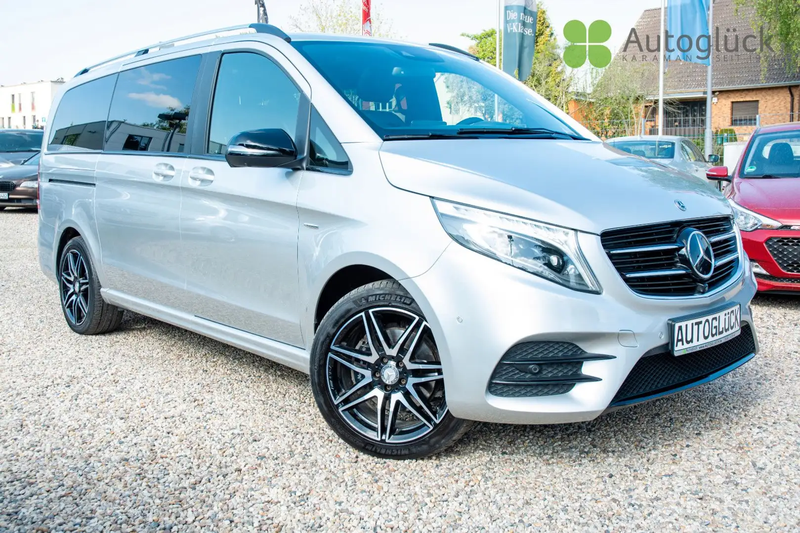 Mercedes-Benz V 250 LANG AMG 4M *PANO*7-Seats* Stříbrná - 1