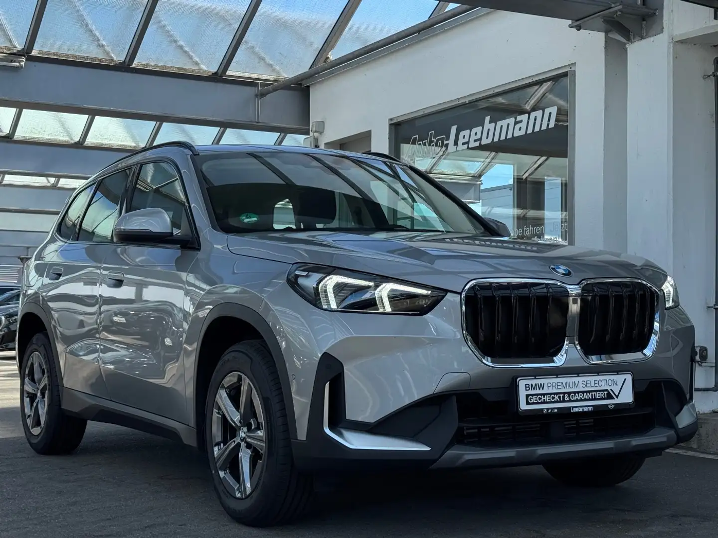 BMW X1 sDrive18i Anhängerkupplung/SportSitz/Premium Silber - 2