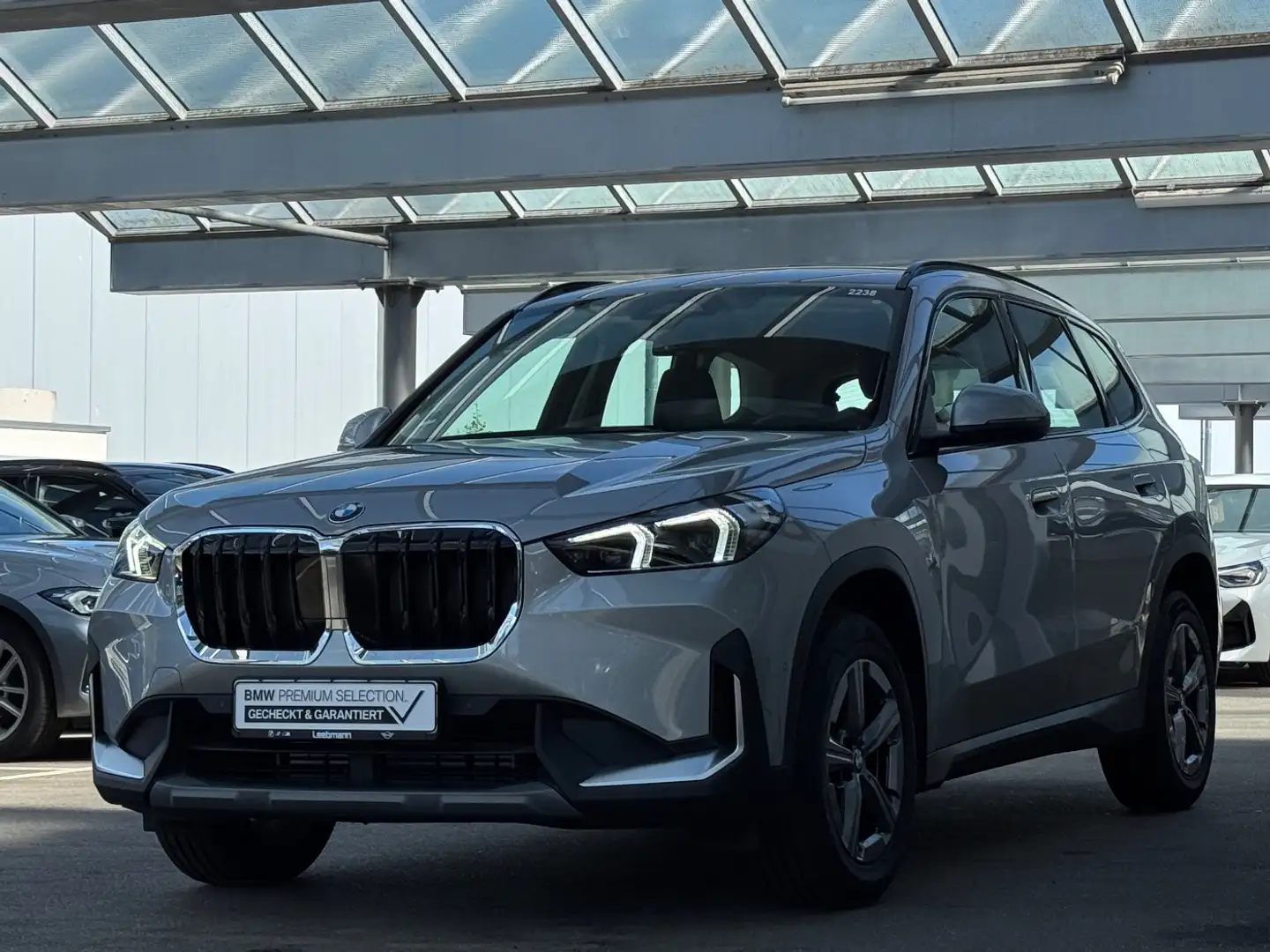 BMW X1 sDrive18i Anhängerkupplung/SportSitz/Premium Silber - 2