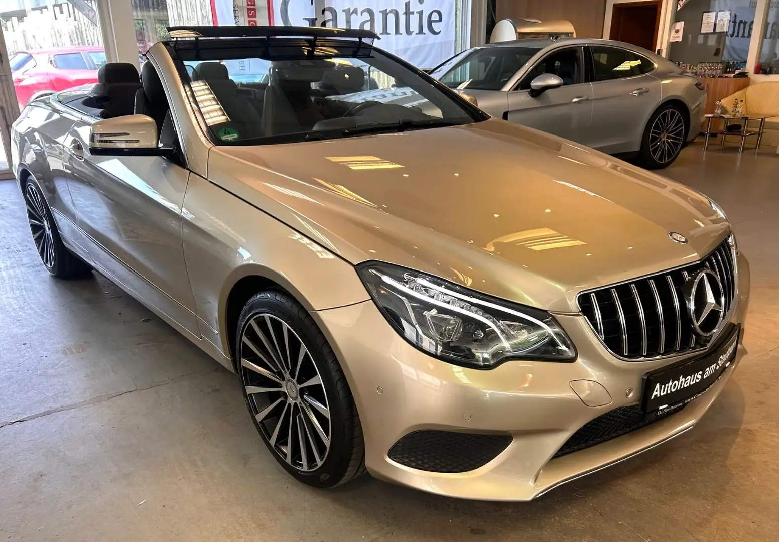Mercedes-Benz E 320 Cabrio mit nur 53.000KM Beige - 1