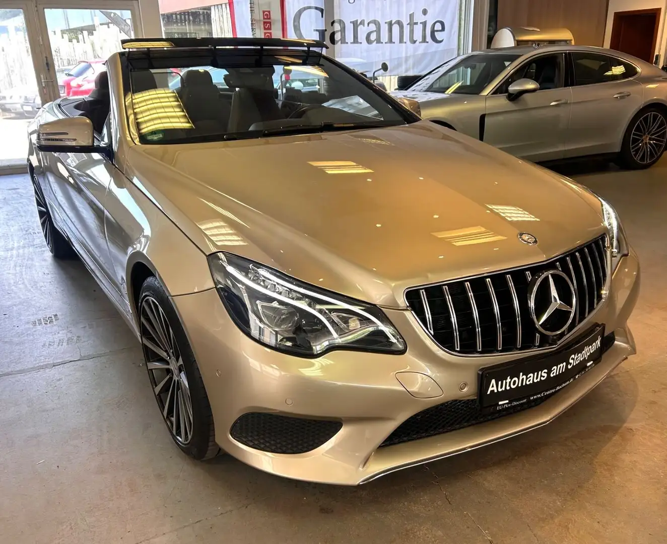Mercedes-Benz E 320 Cabrio mit nur 53.000KM Beige - 2