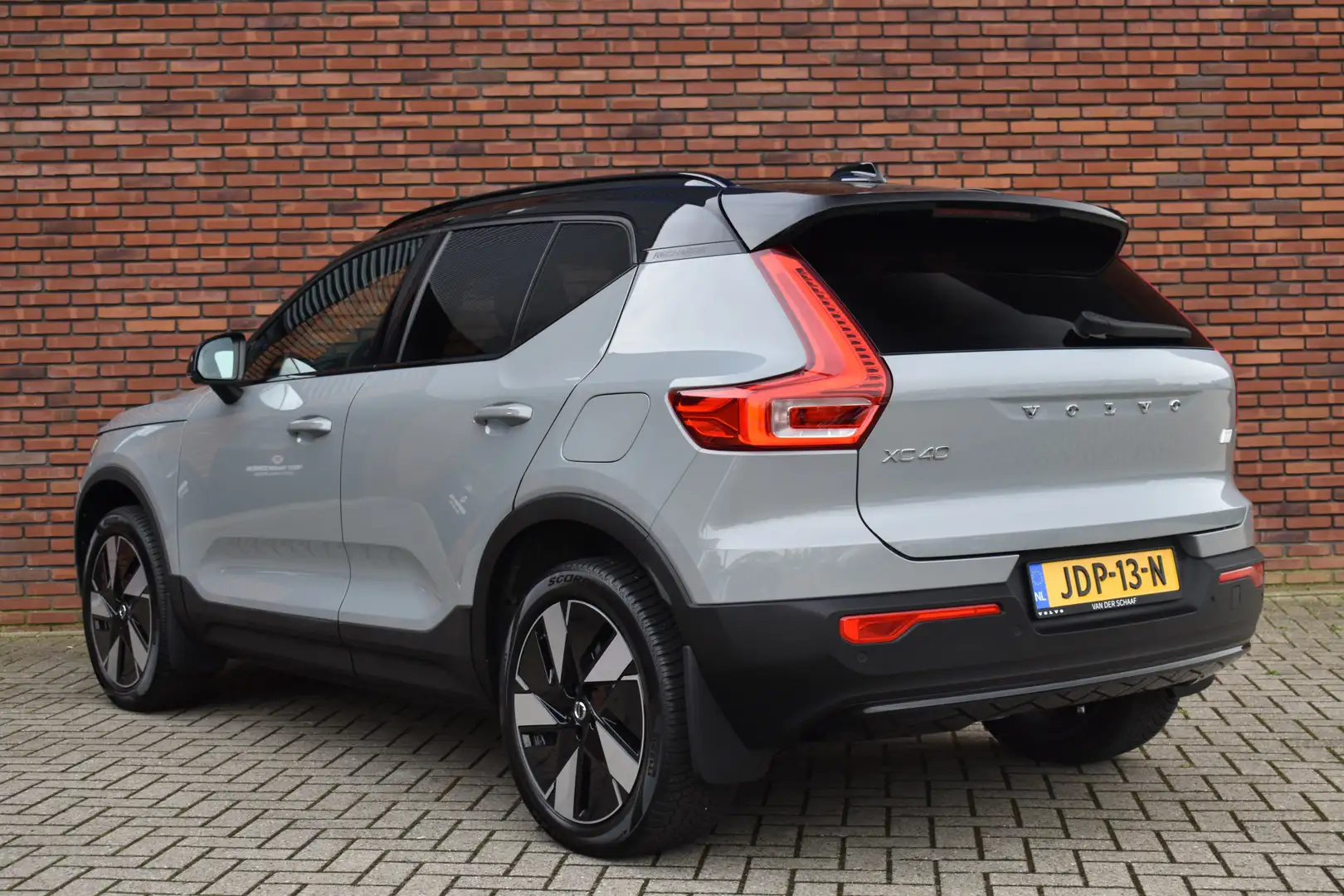 Volvo XC40 Extended Range 252PK Plus 82 kWh | Trekhaak | Stoe Grijs - 2