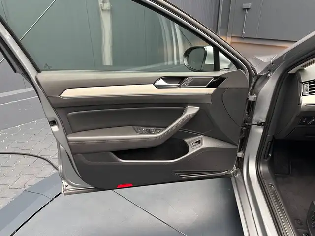 Volkswagen Passat view 13