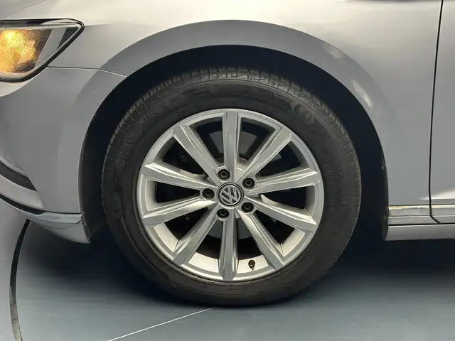 Volkswagen Passat view 9
