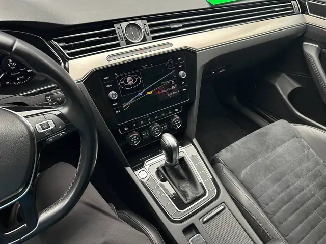 Volkswagen Passat view 19