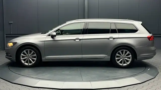 Volkswagen Passat view 2
