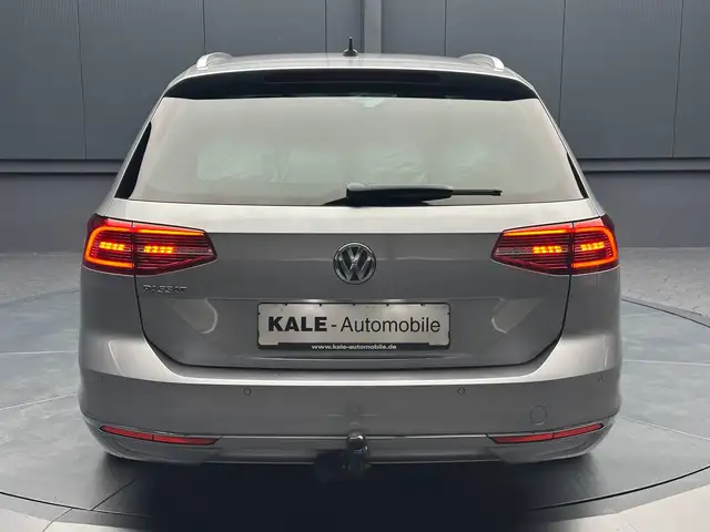 Volkswagen Passat view 4