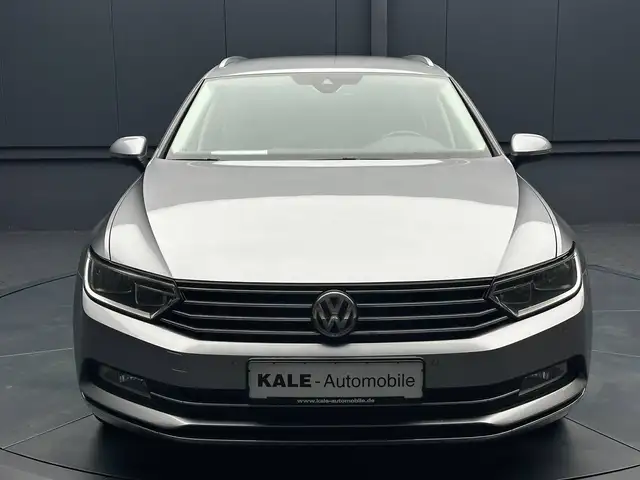 Volkswagen Passat view 8