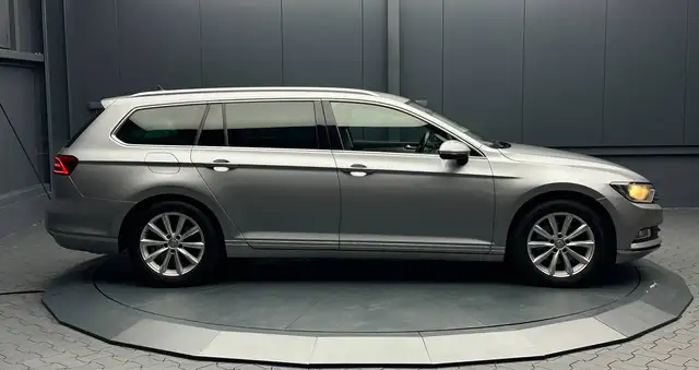 Volkswagen Passat view 6