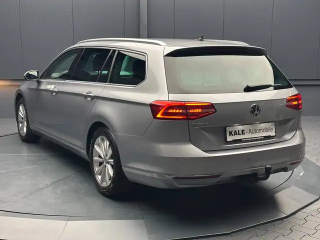 Volkswagen Passat view 3