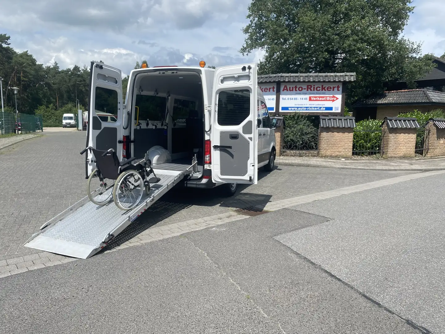 Volkswagen Crafter 35 MR Hochdach, Rollstuhlgerecht, Rampe, STHZ, Kli Weiß - 1