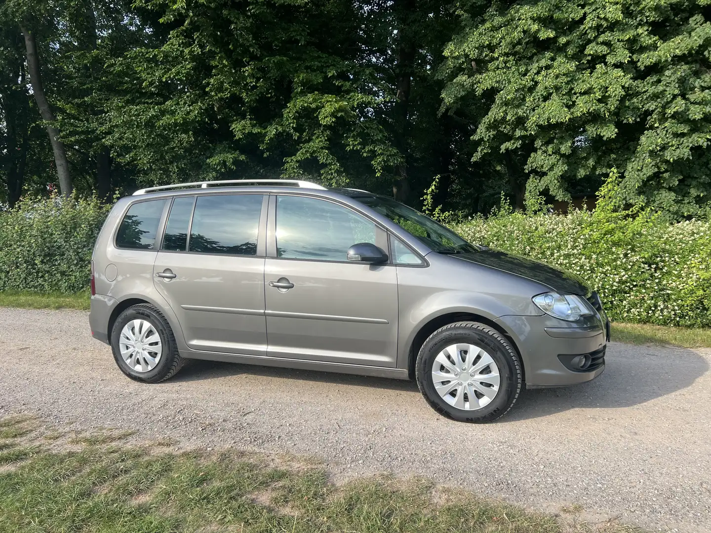 Volkswagen Touran 2.0 TDI Trendline mit Klima und 7 Sitzer Grau - 1