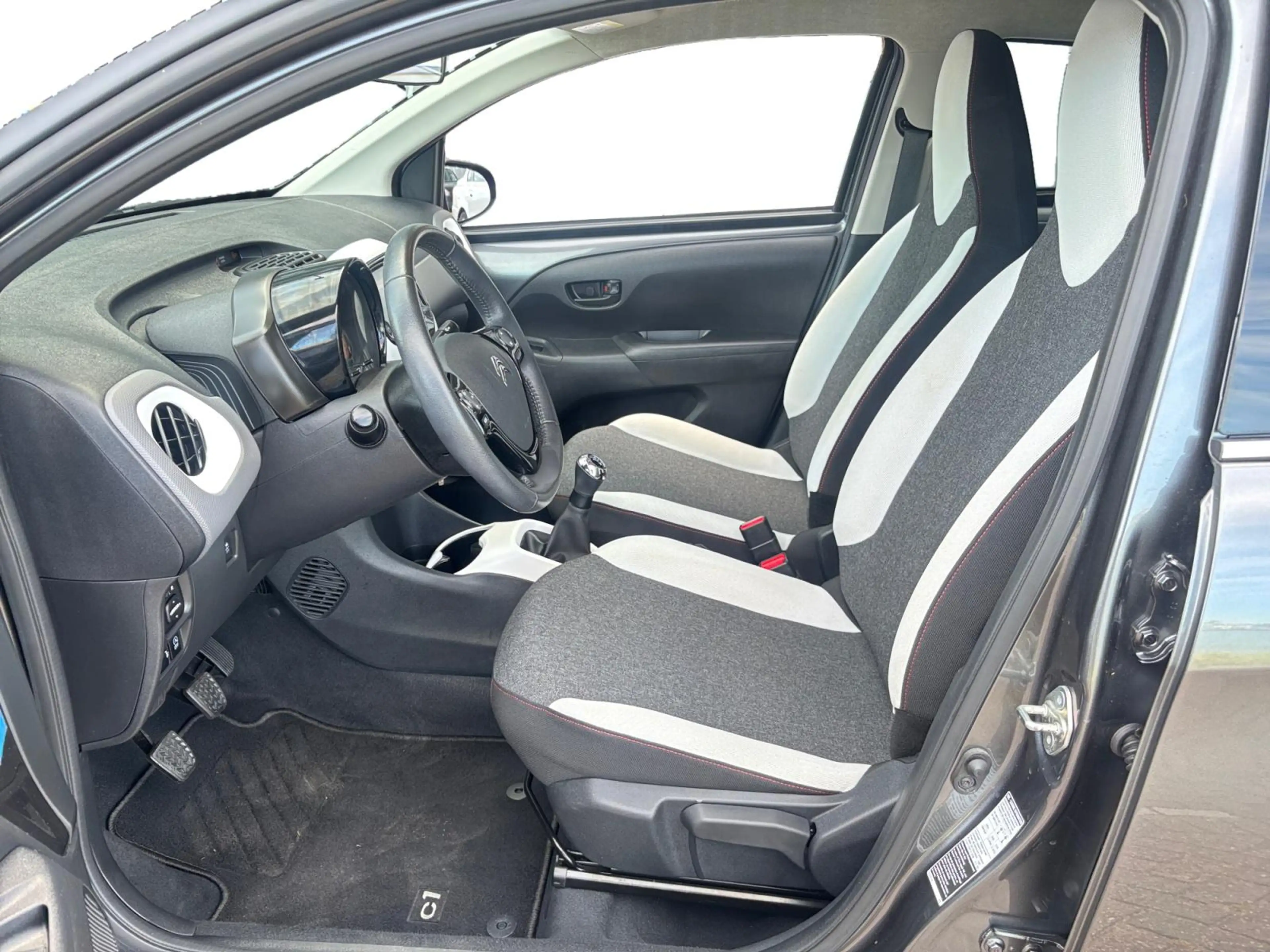 Citroen C1 5-deurs Millenium Feel 1.0 e-VTi 72pk | TWO-TONE! — photo 9