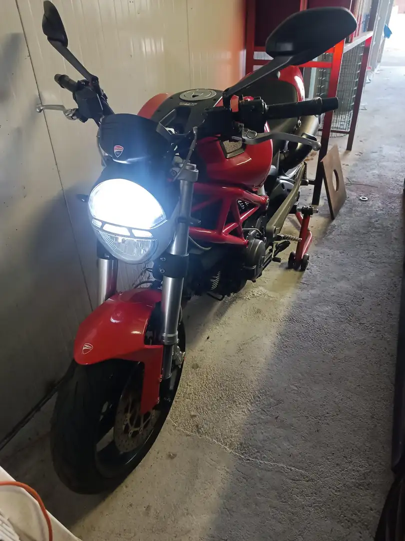 Ducati Monster 696 - 1