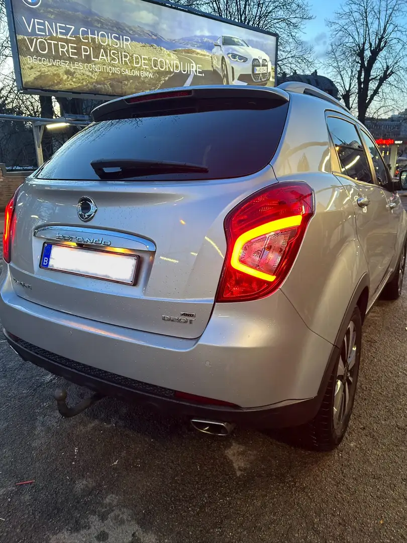 SsangYong Korando 2.0 e-XDi200 2WD Quartz Gris - 2