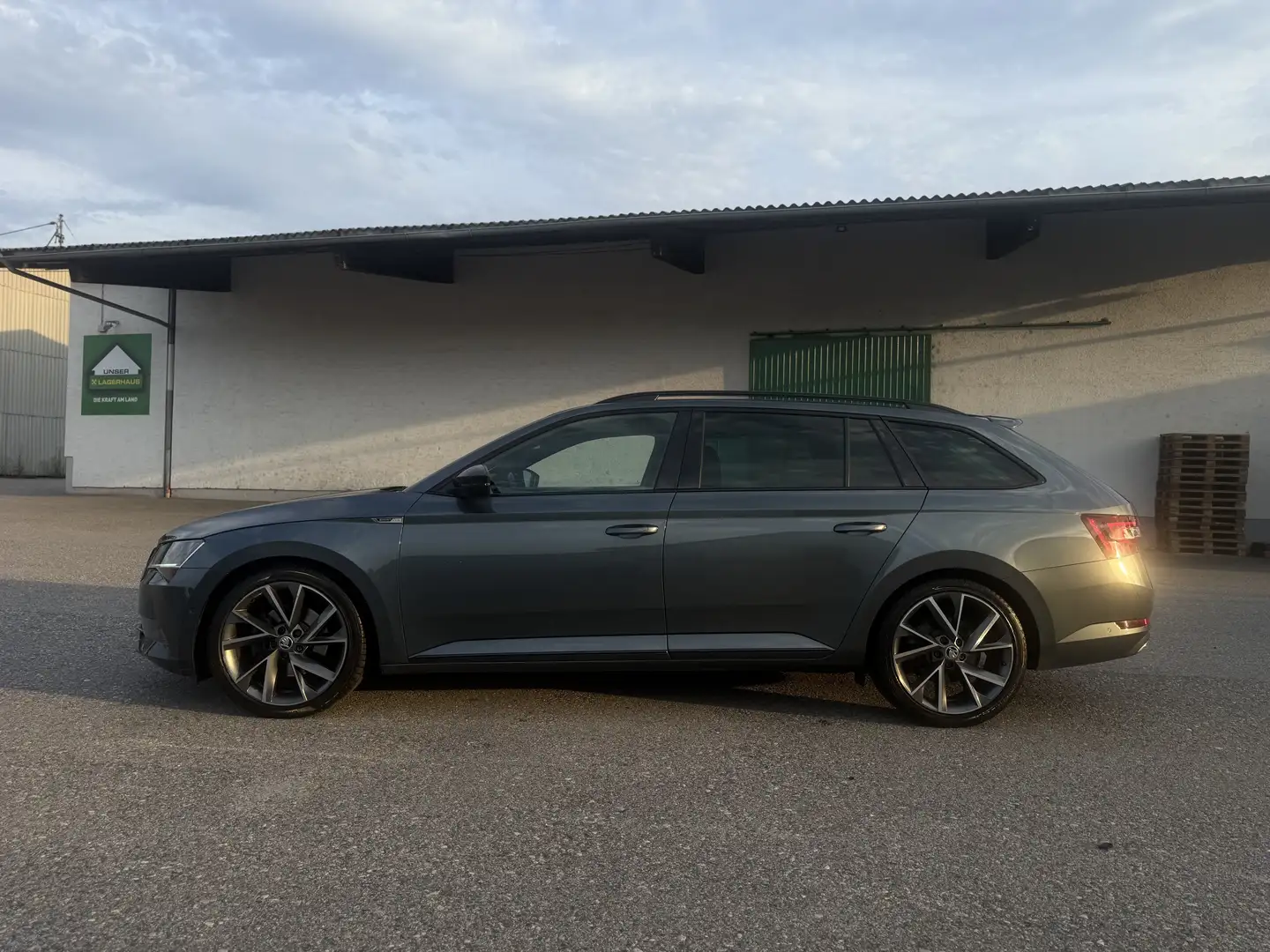 Skoda Superb Combi 2.0 TDI DSG Sportline - 2