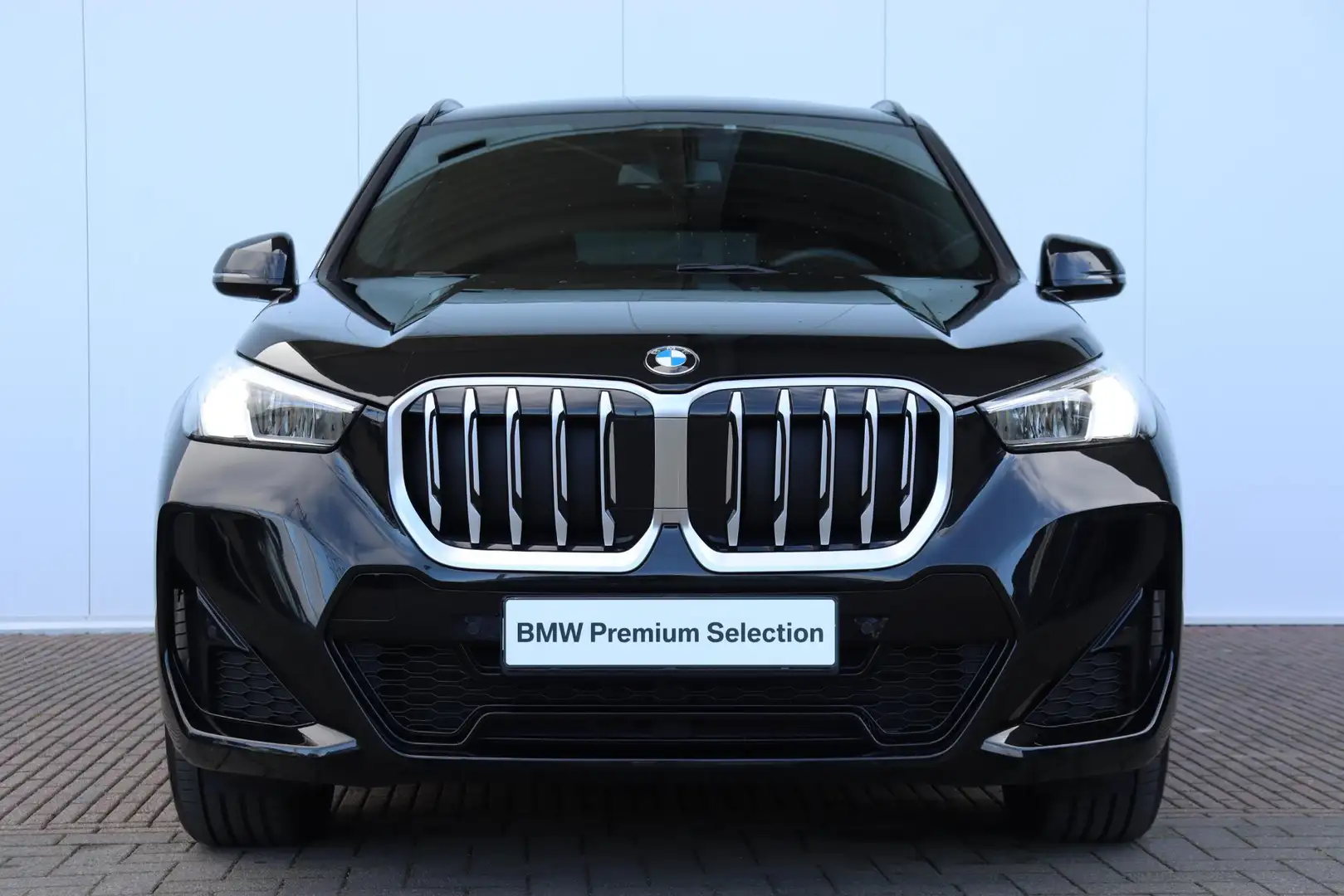 BMW X1 sDrive20i M Sportpakket/ M Adaptief onderstel/ Pan Zwart - 2