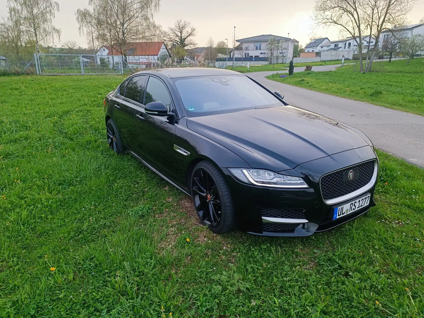 Jaguar XF XF 30d Aut. R-Sport Schwarz - 1
