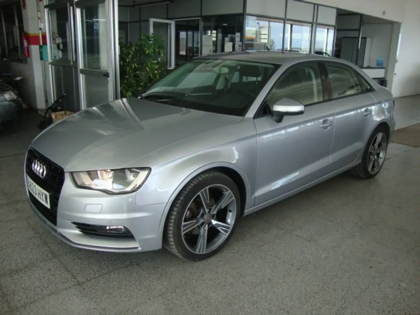 Audi A3 Attracted Sedan 1.6 TDI 110cv clean d Plateado - 2
