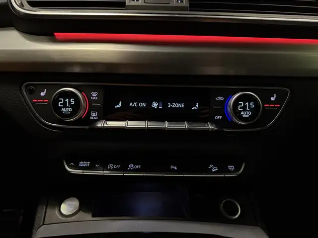Audi Q5 view 12