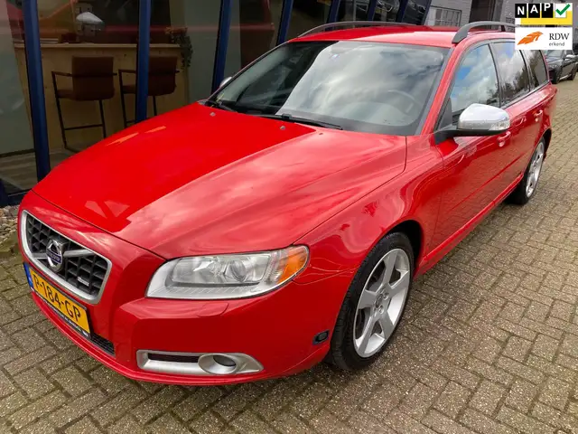 Volvo V70 2.5FT R-Design 230PK LEER / XENON / TREKHAAK / PDC