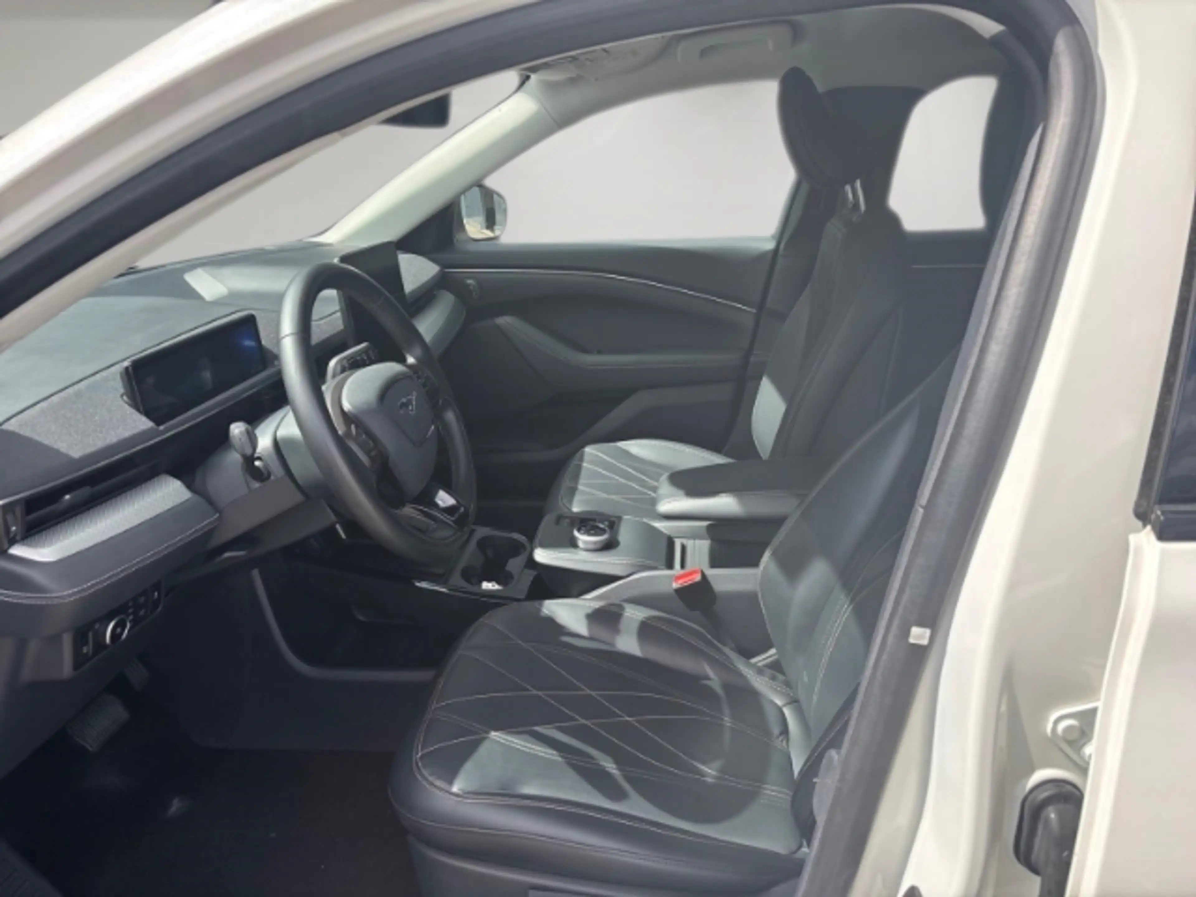 Ford Mustang Mach-E Extended Range 99kwh Leder/Navi/PDC — photo 8