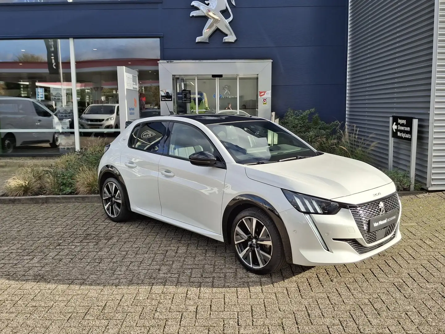 Peugeot 208 1.2 PureTech GT | Automaat | Panoramadak | Camera Wit - 2