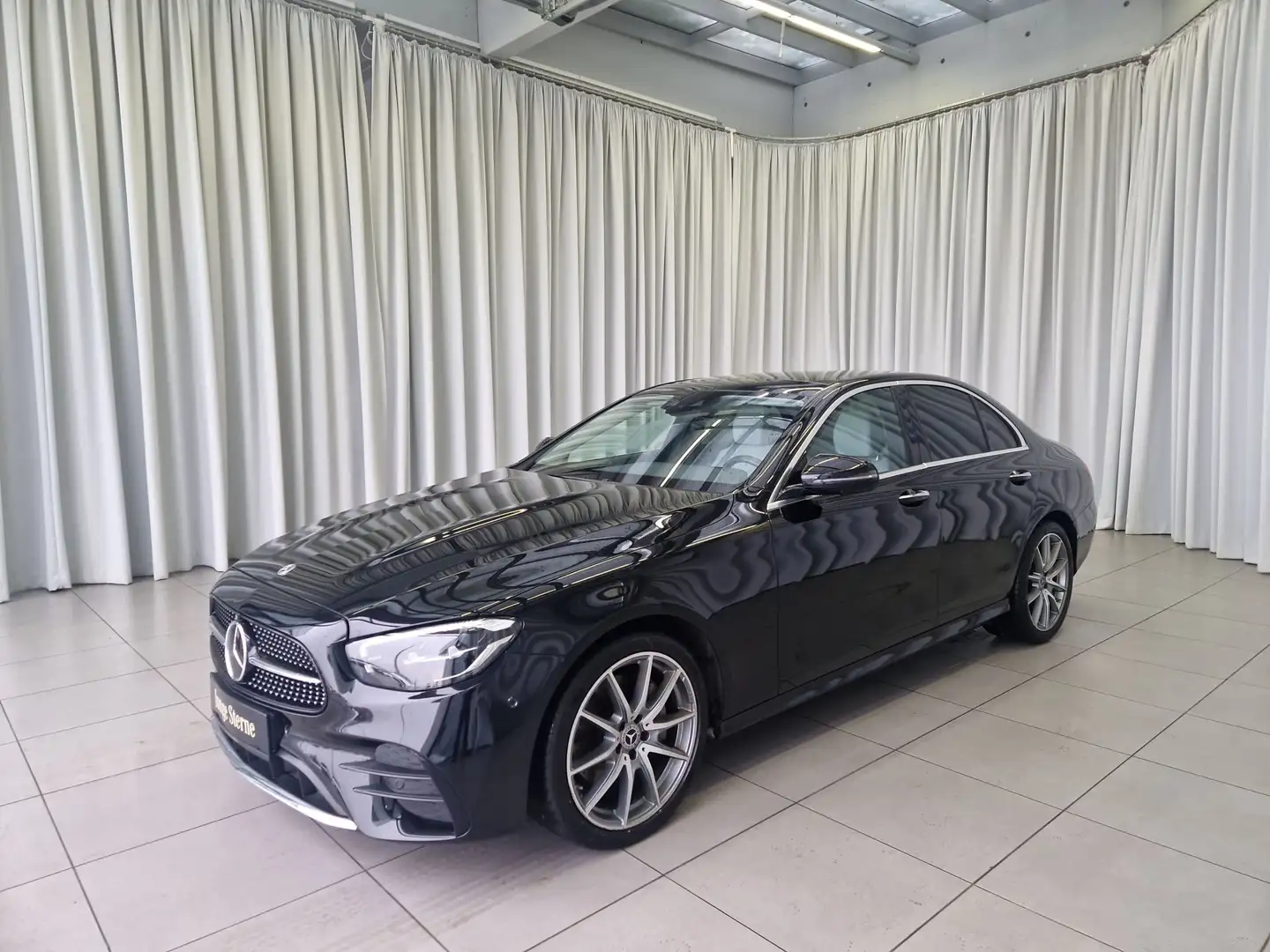 Mercedes-Benz E 220 d 4MATIC Limousine Austria Edition AMG Line Schwarz - 2