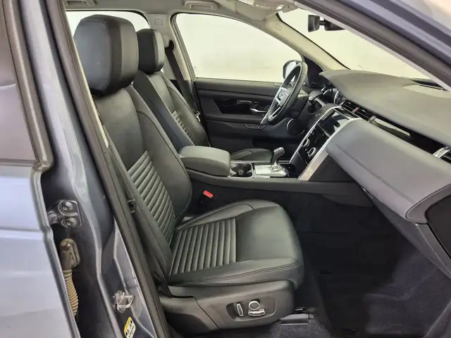 Land Rover Discovery Sport view 3