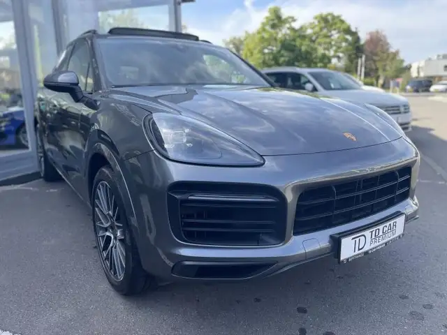 Porsche Cayenne view 3