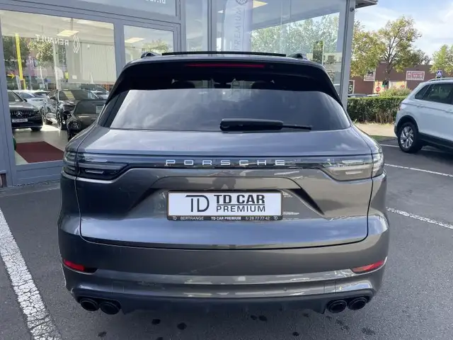Porsche Cayenne view 15