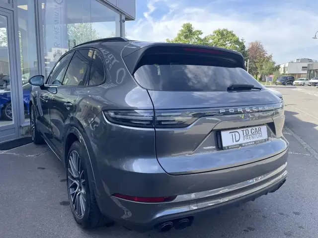 Porsche Cayenne view 14